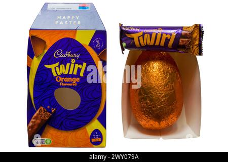 Cadbury Twirl Orange Ostereier Box mit Folie umwickelt Osterei und Twirl Schokoladenriegel entfernt von Verpackung isoliert auf weißem Hintergrund Stockfoto