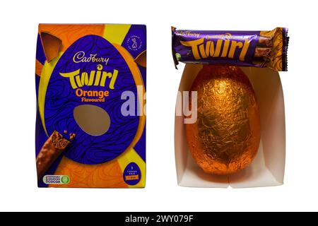 Cadbury Twirl Orange Ostereier Box mit Folie umwickelt Osterei und Twirl Schokoladenriegel entfernt von Verpackung isoliert auf weißem Hintergrund Stockfoto