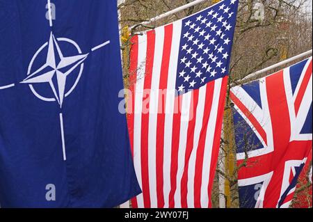 Die Nationalflaggen der USA und des Vereinigten Königreichs hängen neben der NATO-Flagge entlang der Mall in London, um den 75. Jahrestag der Nordatlantikvertragsorganisation zu feiern. Bilddatum: Mittwoch, 3. April 2024. Stockfoto