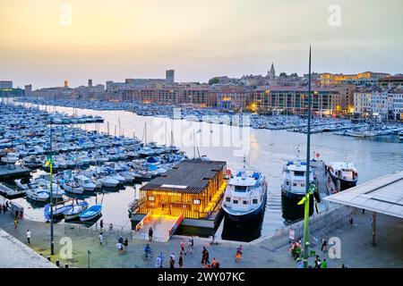 Der alte Hafen (Vieux Port) von Marseille in der Abenddämmerung. Das Stadtzentrum von Marseille, Provence-Alpes-Cote d'Azur. Frankreich Stockfoto