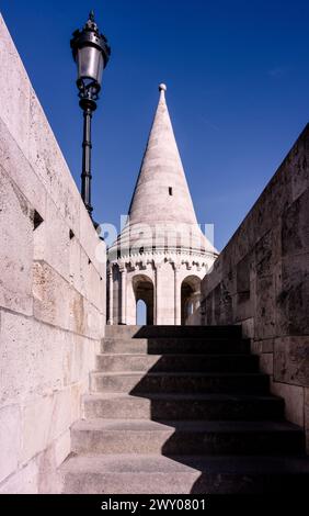 Schatten über Stufen hinauf zu einem Turm bei der Fischerbastion ( Halászbástya ) in der Schlossanlage bei Buda in Ungarn. Stockfoto