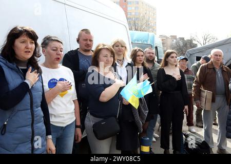 KIEW REGION, UKRAINE - 02. APRIL 2024 - Teilnehmer an der Veranstaltung zum zweiten Jahrestag der Befreiung der Kiewer Region von russischen Besatzern auf dem Gelände der Stiftung Safe Region in Vyschneve, Kiew Region, Nord-Ukraine. Stockfoto
