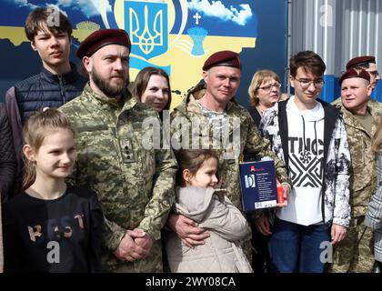 KIEW REGION, UKRAINE - 02. APRIL 2024 - Teilnehmer an der Veranstaltung zum zweiten Jahrestag der Befreiung der Kiewer Region von russischen Besatzern auf dem Gelände der Stiftung Safe Region in Vyschneve, Kiew Region, Nord-Ukraine. Stockfoto