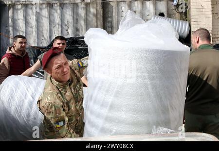 KIEW REGION, UKRAINE - 02. APRIL 2024 - Ein Soldat wird während der Veranstaltung anlässlich des zweiten Jahrestages der Befreiung der Region Kiew von russischen Besatzern auf dem Gelände der Stiftung Safe Region in Vyschneve, Kiew Region, Nord-Ukraine, gesehen. Stockfoto