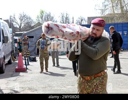 KIEW REGION, UKRAINE - 02. APRIL 2024 - Ein Soldat wird während der Veranstaltung anlässlich des zweiten Jahrestages der Befreiung der Region Kiew von russischen Besatzern auf dem Gelände der Stiftung Safe Region in Vyschneve, Kiew Region, Nord-Ukraine, Ein Bild von Einem Soldaten gemacht. Stockfoto