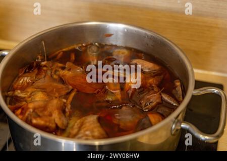 Eier für Święconka kochen in Zwiebelschalen, Osterdekoration Stockfoto