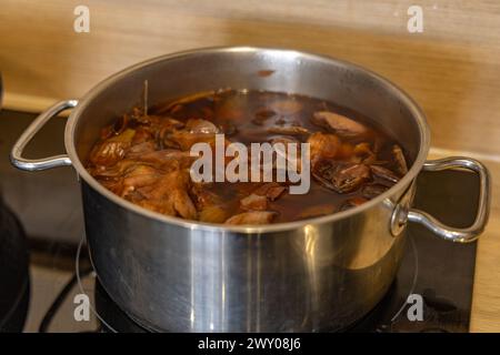 Eier für Święconka kochen in Zwiebelschalen, Osterdekoration Stockfoto