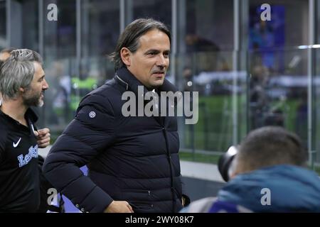 Mailand, Italien. April 2024. Italien, Mailand, 1. april 2024: Simone Inzaghi (Cheftrainer des FC Inter) tritt in das Feld ein und wechselt während des Fußballspiels FC Inter gegen Empoli, Serie A 2023-2024 Tage 30 im San Siro Stadium auf die Bank.Italien, Mailand, 2024 04 01: FC Inter vs Empoli, Lega Calcio Serie A 2023/2024 Day 30 im San Siro Stadium (Bild: © Fabrizio Andrea Bertani/Pacific Press via ZUMA Press Wire) NUR ZUR REDAKTIONELLEN VERWENDUNG! Nicht für kommerzielle ZWECKE! Stockfoto