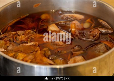 Eier für Święconka kochen in Zwiebelschalen, Osterdekoration Stockfoto