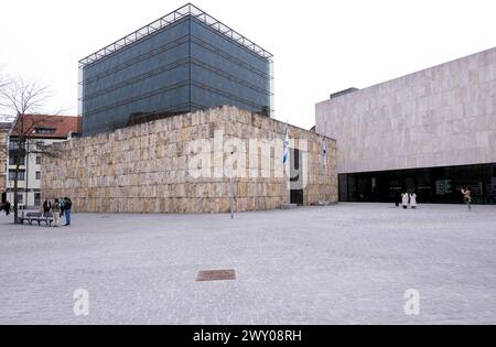 München, Deutschland. April 2024. Münchens Hauptsynagoge Ohel Jakob (l) mit dem Jüdischen Museum am St. Jakobs-Platz. Quelle: Sven Hoppe/dpa/Alamy Live News Stockfoto