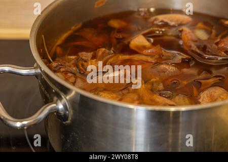 Eier für Święconka kochen in Zwiebelschalen, Osterdekoration Stockfoto