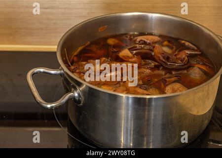 Eier für Święconka kochen in Zwiebelschalen, Osterdekoration Stockfoto