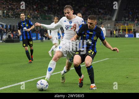 Mailand, Italien. April 2024. Italien, Mailand, 1. april 2024: Szymon Zurkowski (Empoli) kämpft in der zweiten Halbzeit um den Ball während des Fußballspiels FC Inter gegen Empoli, Serie A 2023-2024 Tag 30 im San Siro Stadion.Italien, Mailand, 2024 04 01: FC Inter vs Empoli, Lega Calcio Serie A 2023/2024 Day 30 im San Siro Stadium (Bild: © Fabrizio Andrea Bertani/Pacific Press via ZUMA Press Wire) NUR ZUR REDAKTIONELLEN VERWENDUNG! Nicht für kommerzielle ZWECKE! Stockfoto