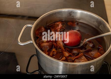 Eier für Święconka kochen in Zwiebelschalen, Osterdekoration Stockfoto