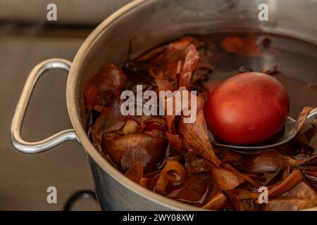 Eier für Święconka kochen in Zwiebelschalen, Osterdekoration Stockfoto