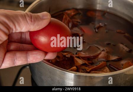 Eier für Święconka kochen in Zwiebelschalen, Osterdekoration Stockfoto