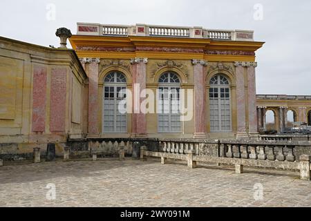 VERSAILLES, FRANKREICH - 8. März 2024. Außenansicht des Grand Trianon mit dem beeindruckenden Schloss von Versailles, französischem Schloss und historischem Monument. Stockfoto