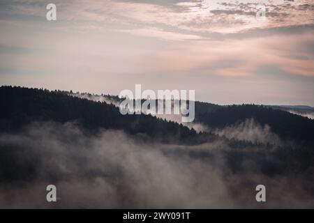 Nebeliger Morgen in den Bergen, Sonnenaufgang, Bieszczady Berge, Polen Stockfoto