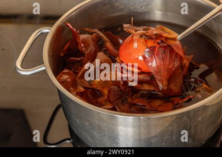 Eier für Święconka kochen in Zwiebelschalen, Osterdekoration Stockfoto