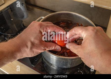 Eier für Święconka kochen in Zwiebelschalen, Osterdekoration Stockfoto