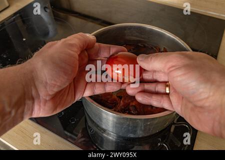 Eier für Święconka kochen in Zwiebelschalen, Osterdekoration Stockfoto