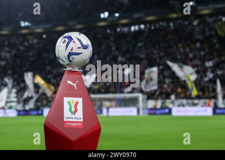 Turin, Italien. April 2024. Offizieller Matchball der Coppa Italia 2023/24 im Halbfinale 1st Leg zwischen Juventus FC und SS Lazio im Allianz Stadium. ENDPUNKTZAHL : Juventus 2 | 0 Lazio Credit: SOPA Images Limited/Alamy Live News Stockfoto