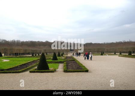 VERSAILLES, FRANKREICH - 8. März 2024. Blick auf die Gärten des beeindruckenden Schlosses von Versailles, die französische Burg und das historische Denkmal. Stockfoto