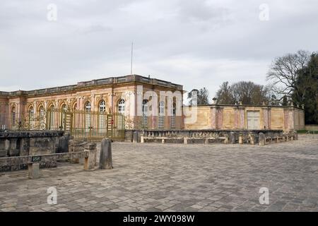 VERSAILLES, FRANKREICH - 8. März 2024. Außenansicht des Grand Trianon mit dem beeindruckenden Schloss von Versailles, französischem Schloss und historischem Monument. Stockfoto