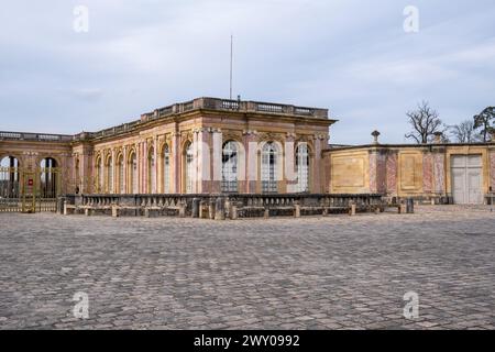 VERSAILLES, FRANKREICH - 8. März 2024. Außenansicht des Grand Trianon mit dem beeindruckenden Schloss von Versailles, französischem Schloss und historischem Monument. Stockfoto