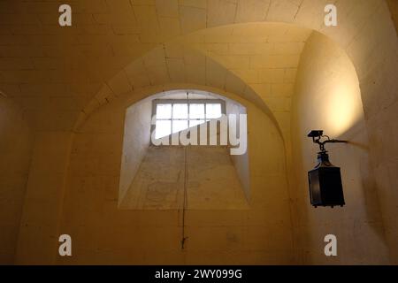 VERSAILLES, FRANKREICH - 8. März 2024. Das Innere des Petit Trianon mit dem beeindruckenden Schloss von Versailles, der französischen Burg und dem historischen Monument Stockfoto