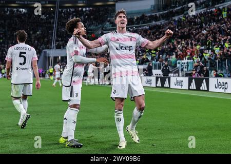 Turin, Italien. April 2024. Dusan Vlahovic von Juventus FC (R) feiert, nachdem er im Halbfinale 2023/24 zwischen Juventus FC und SS Lazio im Allianz Stadium ein Tor gegen Weston McKennie von Juventus FC (L) geschossen hat. ENDPUNKTZAHL : Juventus 2 | 0 Lazio Credit: SOPA Images Limited/Alamy Live News Stockfoto