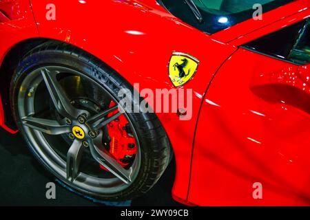 Thailand-27.März 2024: Logo von ferrari auf dem roten Superauto. Ist ein italienischer Hersteller von Luxussportwagen. Gegründet von Enzo Ferrari auf dem Bangkok 45 Stockfoto
