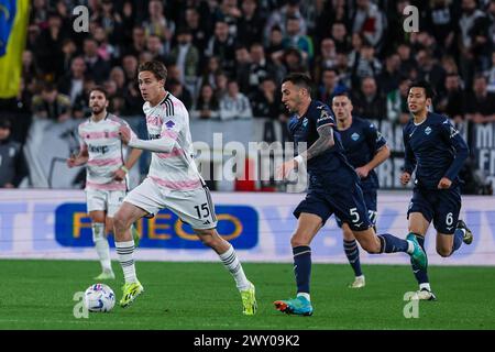 Turin, Italien. April 2024. Kenan Yildiz von Juventus FC (L) in Aktion mit Matias Vecino von SS Lazio (R) während des 2023/24 Halbfinales des 1. Leg-Fußballspiels zwischen Juventus FC und SS Lazio im Allianz Stadium, Turin, Italien am 02. April 2024 - Foto FCI/Fabrizio Carabelli ENDPUNKTZAHL : Juventus 2 | 0 Lazio (Foto: Fabrizio Carabelli/SOPA Images/SIPA USA) Credit: SIPA USA/Alamy Live News Stockfoto