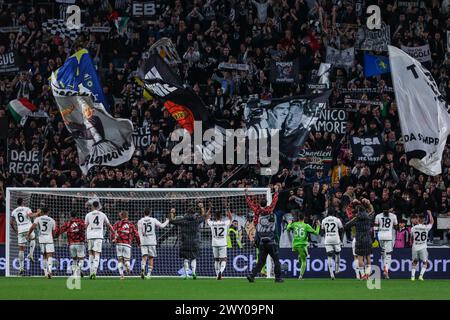 Turin, Italien. April 2024. Spieler von Juventus FC feiern den Sieg am Ende des Spiels während des Halbfinales des 1. Leg-Fußballspiels Coppa Italia 2023/24 zwischen Juventus FC und SS Lazio im Allianz Stadium, Turin, Italien am 02. April 2024 - Foto FCI/Fabrizio Carabelli ENDPUNKTZAHL : Juventus 2 | 0 Lazio Credit: SOPA Images Limited/Alamy Live News Stockfoto