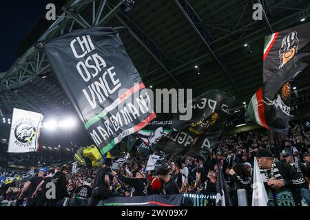 Turin, Italien. April 2024. Fans des Juventus FC, die beim Halbfinale des 1. Leg Football-Spiels zwischen Juventus FC und SS Lazio im Allianz Stadium 2023/24 zu sehen waren. ENDNOTE : Juventus 2 | 0 Lazio (Foto: Fabrizio Carabelli/SOPA Images/SIPA USA) Credit: SIPA USA/Alamy Live News Stockfoto