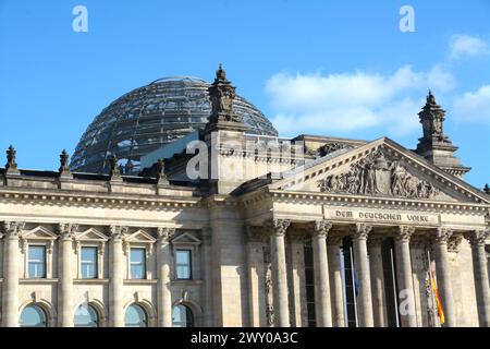 Das Reichstagsgebäude in Berlin ist Sitz des Deutschen Reichstags. Es wurde 1894 eingeweiht und kehrte 1999 in sein Hauptquartier zurück Stockfoto