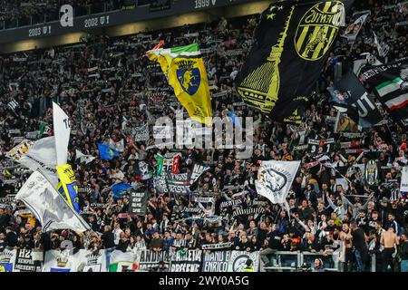 Fans des Juventus FC, die beim Halbfinale des 1. Leg Football-Spiels zwischen Juventus FC und SS Lazio im Allianz Stadium 2023/24 zu sehen waren. ENDNOTE : Juventus 2 | 0 Lazio (Foto: Fabrizio Carabelli / SOPA Images/SIPA USA) Stockfoto