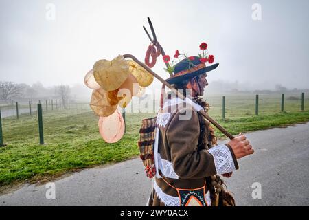 Die Wintersonnenfeste in Vila ChÃ da Braciosa. Die Figur Velha (die alte Frau) ist schwarz bemalt und trägt ein Kreuz aus verbranntem Kork zu Dirty Stockfoto