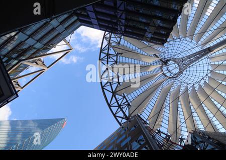 Der Potsdamer Platz ist Berlins innovativer Architekturplatz mit Wolkenkratzern und neuer Infrastruktur. Es ist ein Symbol des neuen geeinten Berlins. Stockfoto