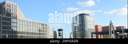 Der Potsdamer Platz ist Berlins innovativer Architekturplatz mit Wolkenkratzern und neuer Infrastruktur. Es ist ein Symbol des neuen geeinten Berlins. Stockfoto