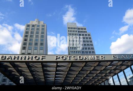 Der Potsdamer Platz ist Berlins innovativer Architekturplatz mit Wolkenkratzern und neuer Infrastruktur. Es ist ein Symbol des neuen geeinten Berlins. Stockfoto