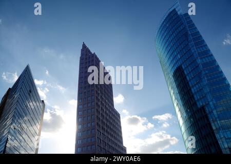 Der Potsdamer Platz ist Berlins innovativer Architekturplatz mit Wolkenkratzern und neuer Infrastruktur. Es ist ein Symbol des neuen geeinten Berlins. Stockfoto