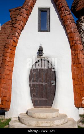 Eine Mauer mit einer alten Holztür wie in Märchenburgen Stockfoto