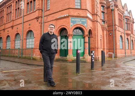 Andy Burnham posiert an einem Ort außerhalb des Salford Lads Club, der von den Smiths berühmt wurde, die dort für ihr Album The Queen Is Dead fotografiert wurden, nachdem er beim Start seiner Kampagne für die Wiederwahl als Bürgermeister der Greater Manchester Combined Authority im Club in Salford gesprochen hatte. Bilddatum: Mittwoch, 3. April 2024. Stockfoto