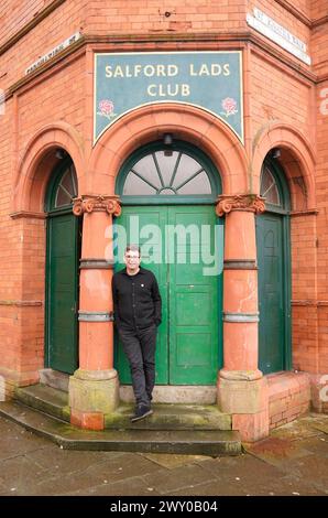 Andy Burnham posiert an einem Ort außerhalb des Salford Lads Club, der von den Smiths berühmt wurde, die dort für ihr Album The Queen Is Dead fotografiert wurden, nachdem er beim Start seiner Kampagne für die Wiederwahl als Bürgermeister der Greater Manchester Combined Authority im Club in Salford gesprochen hatte. Bilddatum: Mittwoch, 3. April 2024. Stockfoto