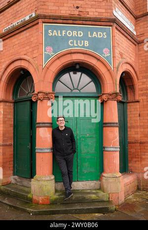 Andy Burnham posiert an einem Ort außerhalb des Salford Lads Club, der von den Smiths berühmt wurde, die dort für ihr Album The Queen Is Dead fotografiert wurden, nachdem er beim Start seiner Kampagne für die Wiederwahl als Bürgermeister der Greater Manchester Combined Authority im Club in Salford gesprochen hatte. Bilddatum: Mittwoch, 3. April 2024. Stockfoto