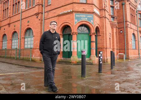 Andy Burnham posiert an einem Ort außerhalb des Salford Lads Club, der von den Smiths berühmt wurde, die dort für ihr Album The Queen Is Dead fotografiert wurden, nachdem er beim Start seiner Kampagne für die Wiederwahl als Bürgermeister der Greater Manchester Combined Authority im Club in Salford gesprochen hatte. Bilddatum: Mittwoch, 3. April 2024. Stockfoto