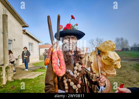 Die Wintersonnenfeste in Vila ChÃ da Braciosa. Die Figur Velha (die alte Frau) ist schwarz bemalt und trägt ein Kreuz aus verbranntem Kork zu Dirty Stockfoto