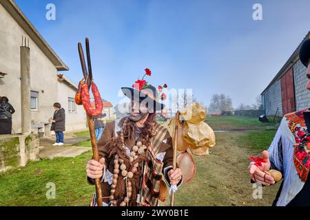 Die Wintersonnenfeste in Vila ChÃ da Braciosa. Die Figur Velha (die alte Frau) ist schwarz bemalt und trägt ein Kreuz aus verbranntem Kork zu Dirty Stockfoto