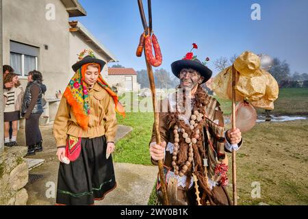 Die Wintersonnenfeste in Vila ChÃ da Braciosa. Die Figur Velha (die alte Frau) ist schwarz bemalt und trägt ein Kreuz aus verbranntem Kork zu Dirty Stockfoto